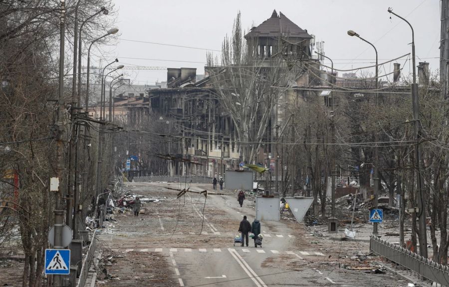 Einheimische spazieren auf der Mira-Allee in der Innenstadt von Mariupol am 12. April 2022.