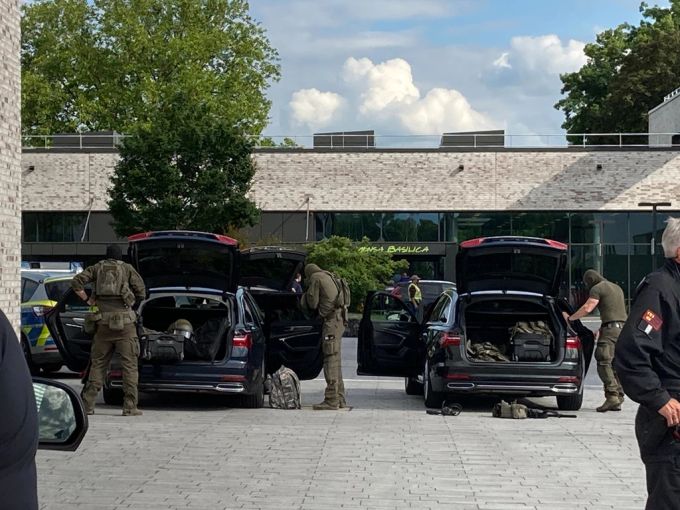 Spezialeinsatzkräfte auf dem Gelände der Hochschule in Hamm. hamm