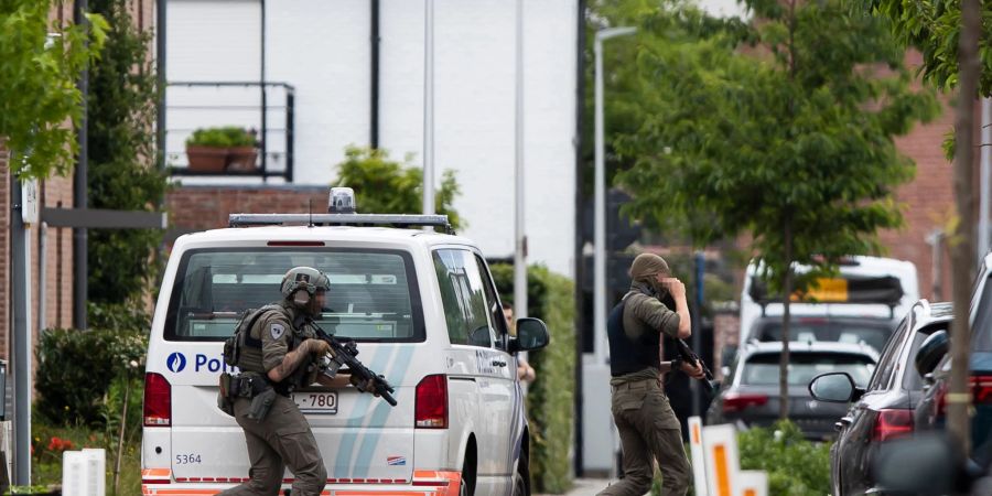 Polizeibeamte mit Spezialausrüstung am Ort einer Geiselnahme in Merksplas.
