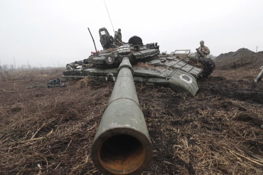 Ukrainische Soldaten inspizieren den russischen Panzer in dem von der ukrainischen Armee zurückeroberten Dorf Nova Basan im Gebiet Kiew.