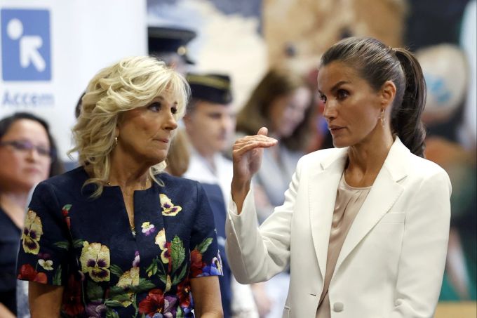 Spaniens Königin Letizia (r) und US-First-Lady Jill Biden besuchen am Rande des Nato-Gipfels ein Aufnahmezentrum für ukrainische Flüchtlinge. königin letizia jill biden