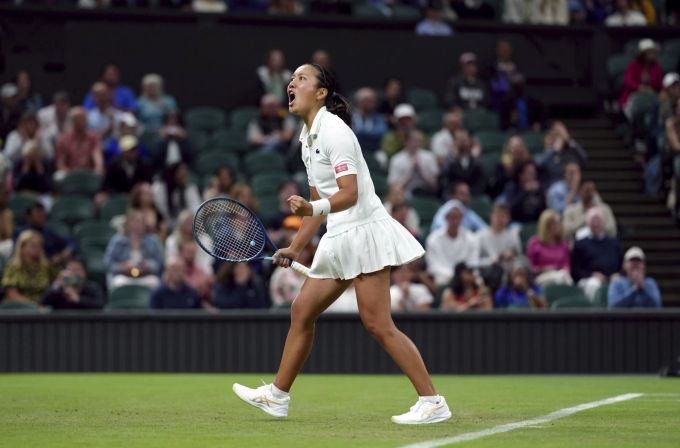Harmony Tan feiert einen Punktgewinn gegen Serena Williams in Wimbledon. Harmony Tan Wimbledon
