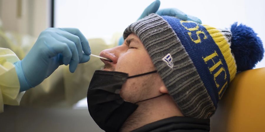 Für die meisten Schweizerinnen und Schweizer wohl ein allzu bekanntes Bild: Ein PCR-Nasenabstrich in einem Coronavirus-Testzentrum. (Archivbild)