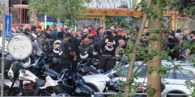 Beim ersten Prozess kam es vor dem Berner Amtshaus zu einem Grossaufmarsch von Rockern. Rockerprozess