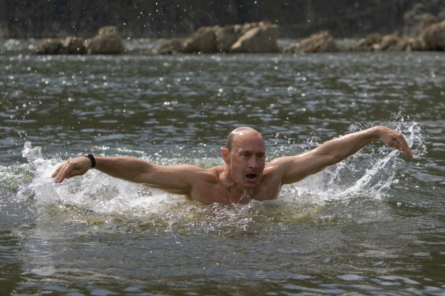 Auch beim Schwimmen lässt sich Putin ablichten.