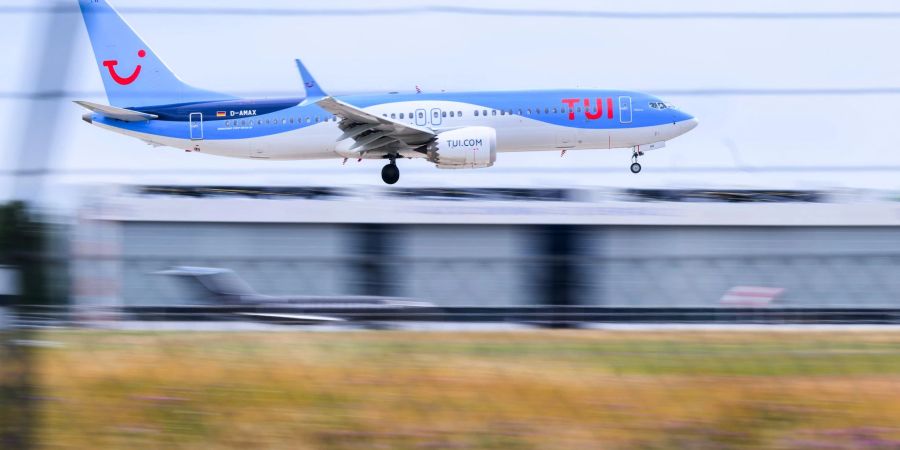 Eine Boeing von Tuifly landet von Palma de Mallorca kommend am Flughafen Hannover.