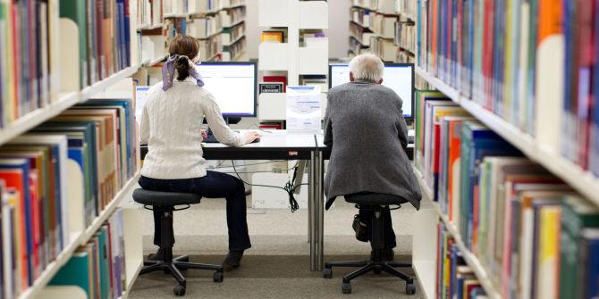 Bibliothek Computer Mann alt Studentin