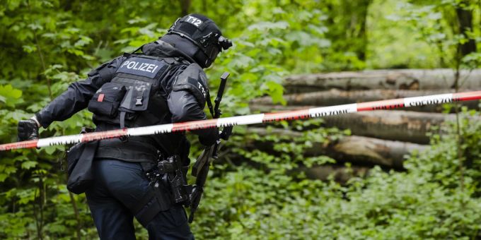 Die Polizei im Einsatz im Hürstwald. hürstwald-garage ag