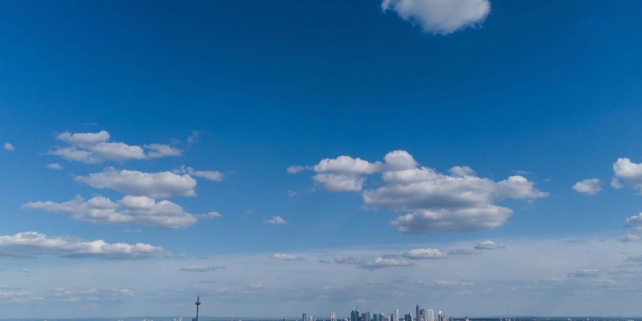 Fast blauer Himmel über Frankfurt am Main. In Deutschland wird es zunehmend sommerlich.