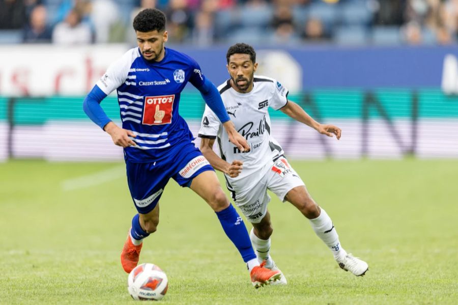 Luzerns Mohamed Dräger (l.) wird von Servettes Gael Clichy verfolgt.