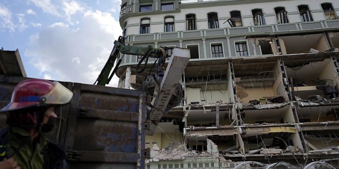 Arbeiter entfernen Schutt vom Ort der Explosion, die das Fünf-Sterne-Hotel Saratoga zerstört hat. Foto: Ramon Espinosa/AP/dpa havanna