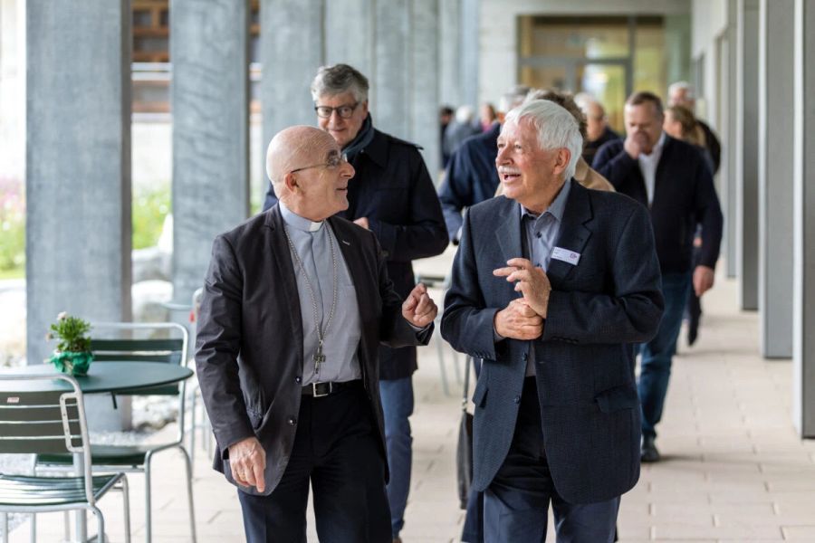 Der Churer Bischof Joseph Maria Bonnemain (l.) ist im Gespräch mit Bethlehem-Missionär Emil Näf (r.).