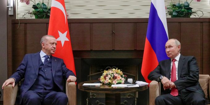 Kremlchef Wladimir Putin (r) und der türkische Präsident Recep Tayyip Erdogan bei einem früheren Treffen in Sotschi. Kremlchef Wladimir Putin (r) und der türkische Präsident Recep Tayyip Erdogan bei einem früheren Treffen in Sotschi.