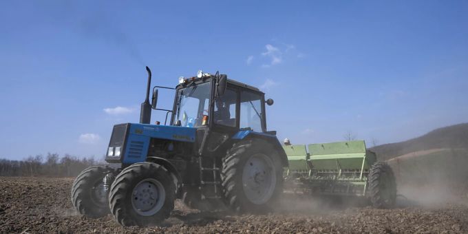 ARCHIV - Während im Westen der Ukraine im März noch im Rahmen des Beginns der Aussaat- und Pflanzsaison die Weizenfelder gepflügt wurden, werden nach ukrainischen Angaben Vorräte aus dem stark umkämpften Osten von Russland geraubt. Foto: Nariman El-Mofty/AP/dpa ukraine-krieg