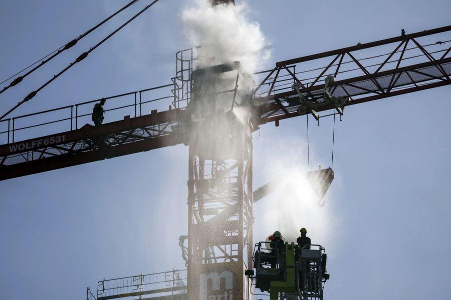 Bilder zeigen, wie die Feuerwehr den Brand wieder löschte.