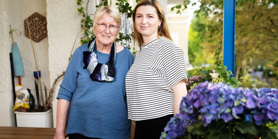 Bevor Olha (r) zu ihrer Gastgeberin Ulla nach Berlin-Friedenau kam, wohnte sie in einer Erstaufnahmeeinrichtung auf dem Gelände einer ehemaligen Nervenklinik in Berlin-Reinickendorf.