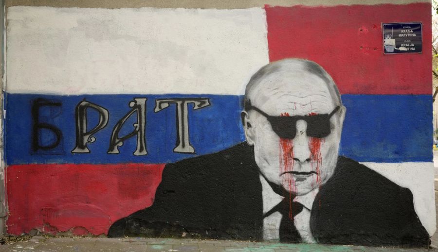 Ein Wandgemälde in Belgrad, das den russischen Präsidenten Wladimir Putin darstellt und die Aufschrift «Bruder» trägt, wurde mir Farbe beschmiert, am 7. Mai 2022.