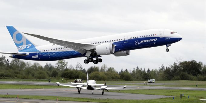 Eine Boeing 787-9 bei einem Testflug in Washington. boeing 787