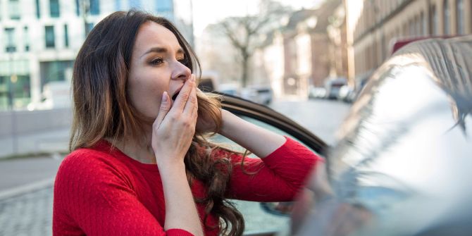 Frau Stadt Auto Gähnen