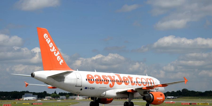 Ein Ferienflieger in Hamburg: Easyjet ist eine der Fluggesellschaften, die Greenpeace an den Pranger stellt.