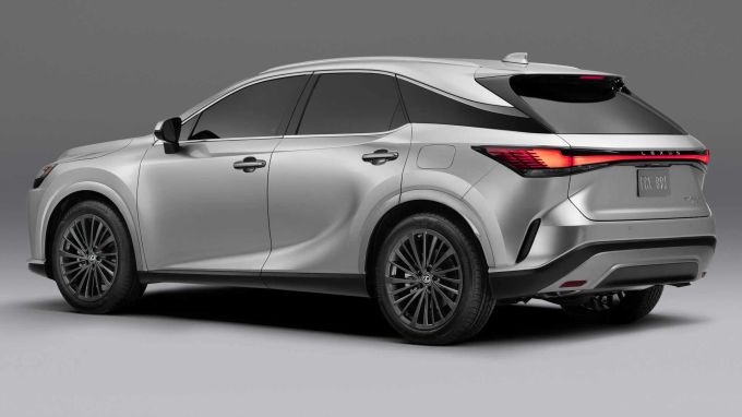 Der neue RX bietet dank gestreckter Silhouette weichere Proportionen und ein insgesamt gefälligeres Design 2023 Lexus RX