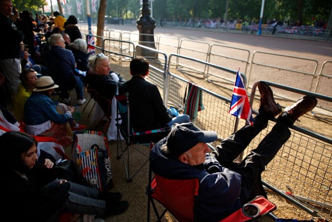 Fans des Königshauses sichern zum Platinjubiläum der Queen entlang der Mall die besten Plätze. David Cliff/AP/dpa 70. Thronjubiläum der Queen