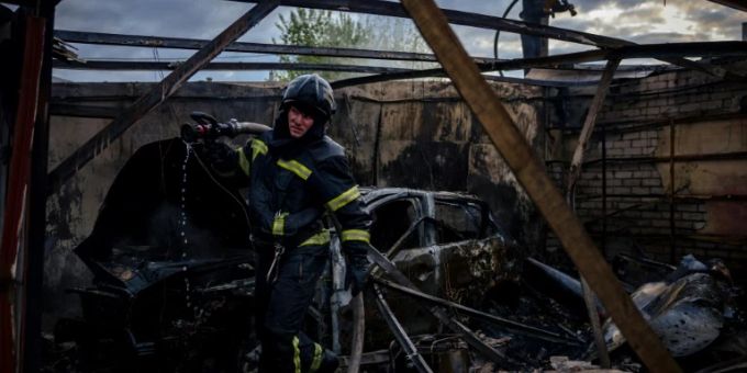 Feuerwehrleute nach Angriffen in Charkiw. (Archiv) Ukraine-Krieg