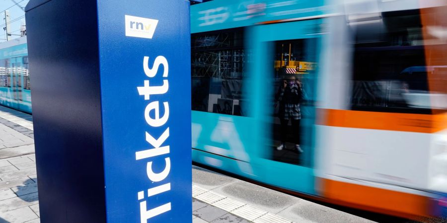 In der Diskussion um das 9-Euro-Ticket warnt die Bahn-Gewerkschaft EVG vor Überlastung und Chaos.