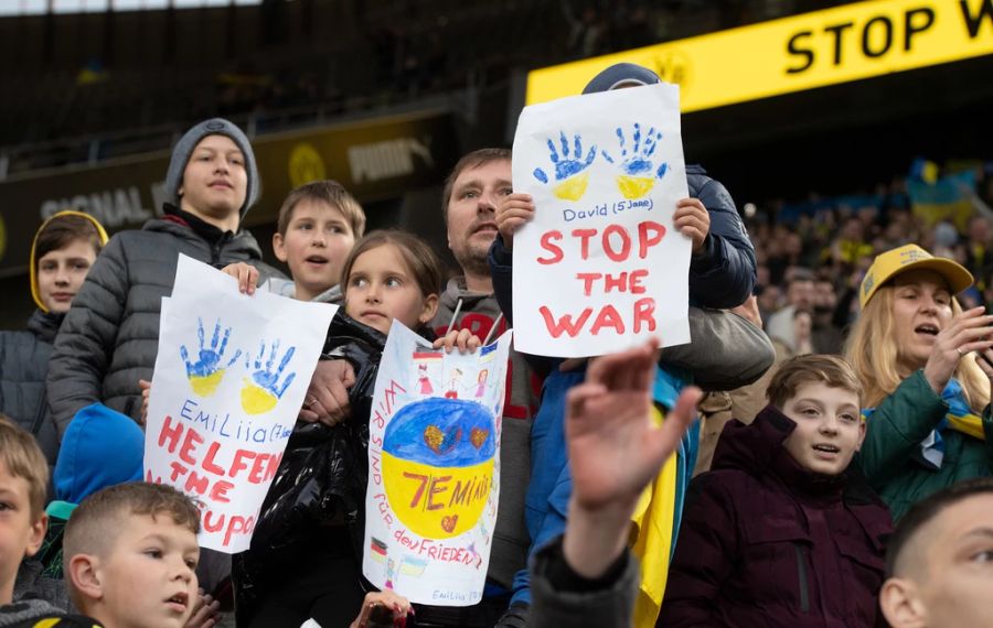 Im Stadion sind viele Kinder, auch sie haben eine Botschaft zu vermitteln.