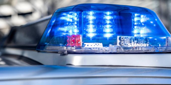 Die Polizei hat in Köln-Nippes eine tote Frau mit Stichverletzungen in einem Haus gefunden. Die Polizei hat in Köln-Nippes eine tote Frau mit Stichverletzungen in einem Haus gefunden.