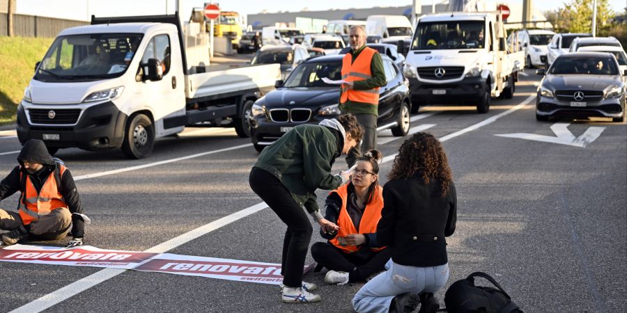 Klimaaktivisten der Gruppierung «Renovate Switzerland» blockieren die Autobahnausfahrt A6 beim Wankdorf, am Dienstag,