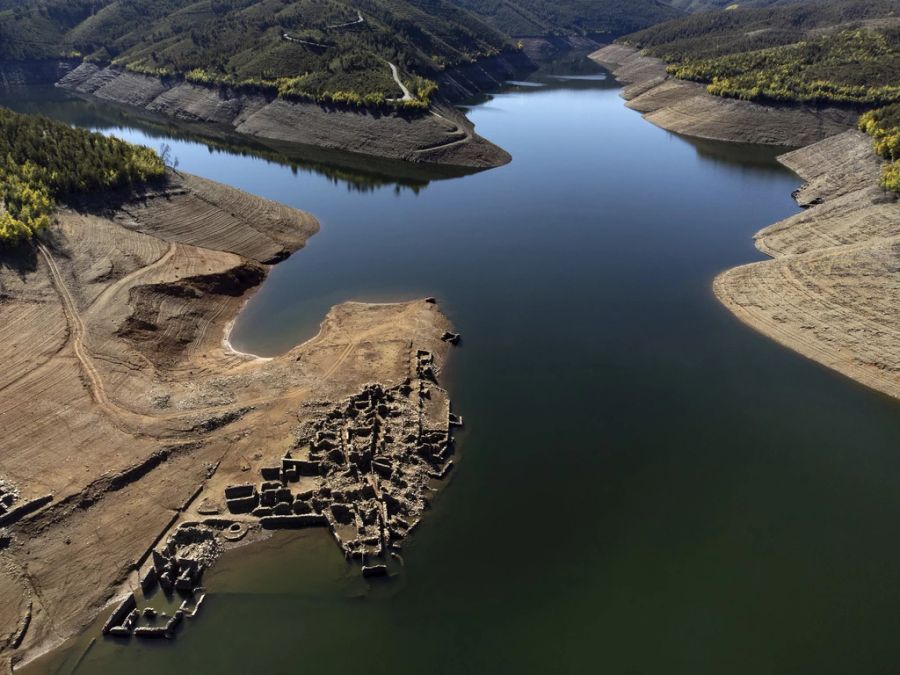 Die Ruinen des alten Dorfes Vilar, das seit 1954 überflutet wurde, als ein Wasserkraftwerk das Tal überschwemmte, über das Wasser des Flusses Zezere in der Nähe von Pampilhosa da Serra in Ze