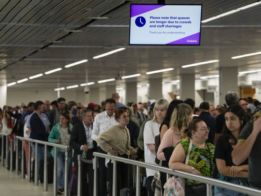 Stellt sich heraus: Am Flughafen Schiphol in Amsterdam fielen am 24. Juni viele Flüge aus oder hoben verspätet ab.