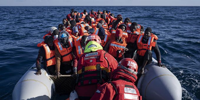 Einmal mehr sind vor der libyschen Küste Flüchtlinge aus Afrika, die auf Schlauchbooten unterwegs waren, ums Leben gekommen. Einmal mehr sind vor der libyschen Küste Flüchtlinge aus Afrika, die auf Schlauchbooten unterwegs waren, ums Leben gekommen.