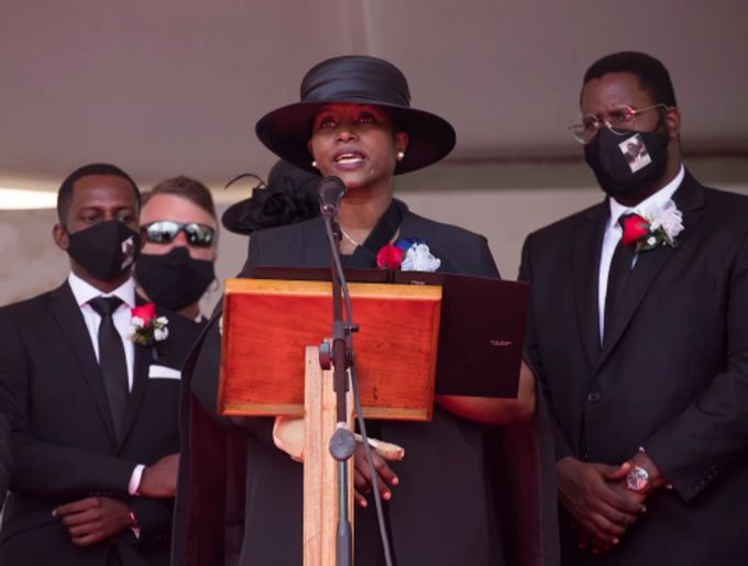 Martine Moise an der Beerdigung ihres Mannes. Haiti