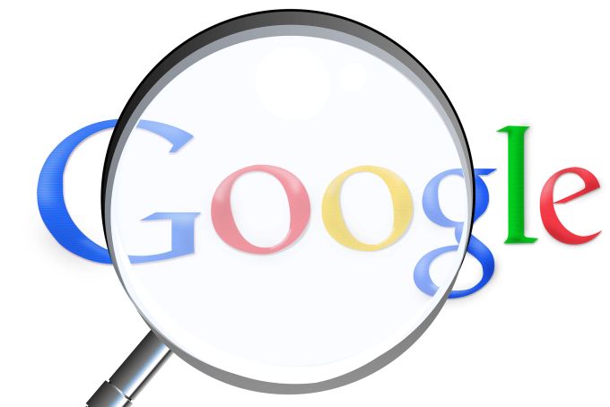 Zweifel an der Glaubwürdigkeit einer Information? Am besten mehrere Portale zum Gegencheck nutzen. Lupe Google Suchmaschine bunt