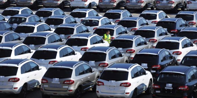 Blick auf den Parkplatz eines Autohändlers in der chinesischen Shandong-Provinz. autohandel china