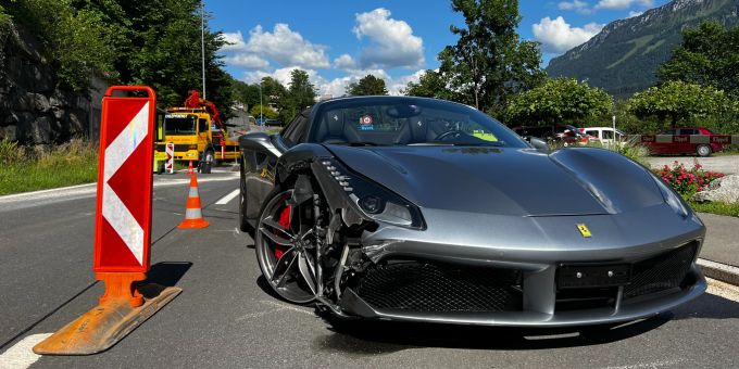 In Brunnen SZ verursachte ein Ferrari-Fahrer einen Verkehrsunfall. brunnen sz