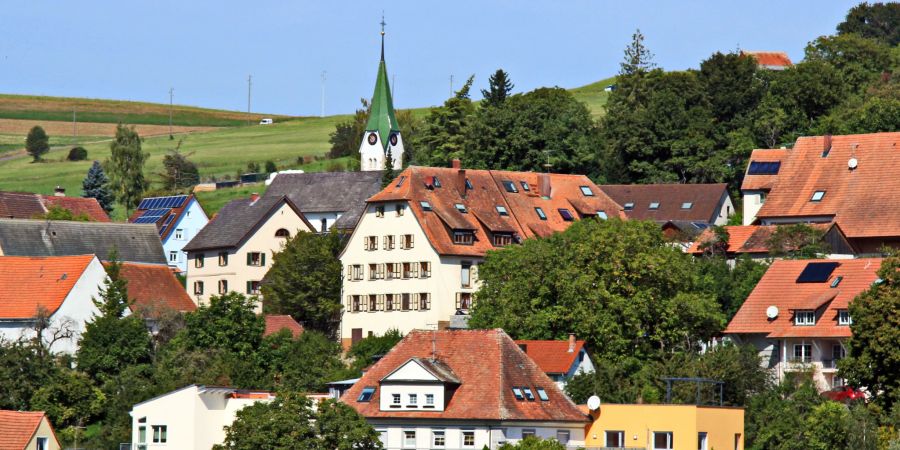 Engen Stadt Kirchturm Bäume Dächer