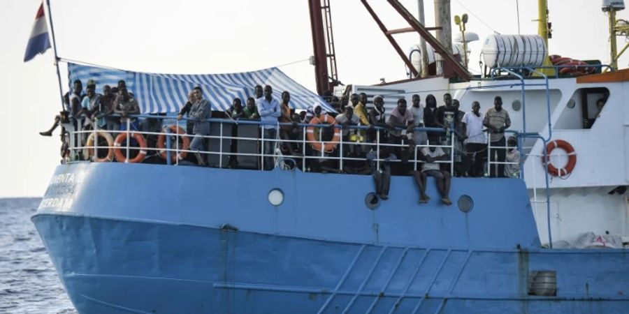 Flüchtlinge auf einem Schiff im Mittelmeer