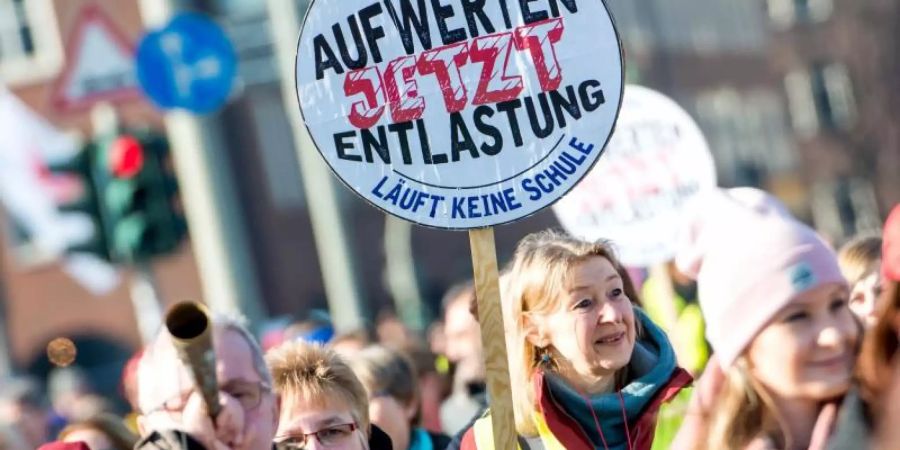 Mitarbeiter des öffentlichen Dienstes in Hamburg demonstrieren in der Hamburger Innenstadt. Foto: Daniel Bockwoldt