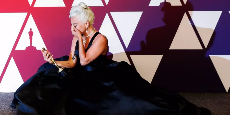 Lady Gaga kann es kaum fassen, dass sie einen Oscar für ihren Song «Shallow» gewonnen hat.