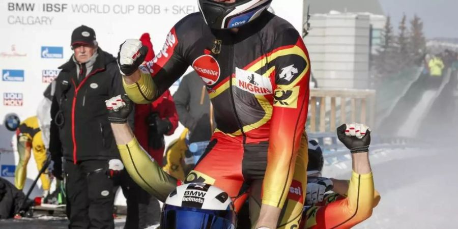 Pilot Francesco Friedrich (v.) gewann erstmals auch den Viererbob-Gesamtweltcup. Foto: Jeff Mcintosh/The Canadian Press via AP