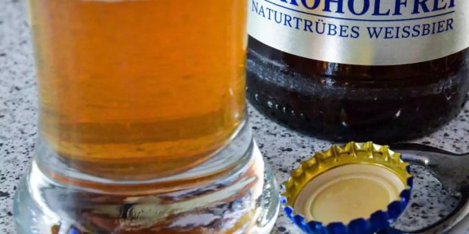 Inzwischen gibt es in Deutschland rund 500 verschiedene alkoholfreie Biermarken. Im Vergleich zu herkömmlichem Bier enthalten sie etwa nur halb so viel Kalorien. Foto: Patrick Pleul Inzwischen gibt es in Deutschland rund 500 verschiedene alkoholfreie Biermarken. Im Vergleich zu herkömmlichem Bier enthalten sie etwa nur halb so viel Kalorien. Foto: Patrick Pleul