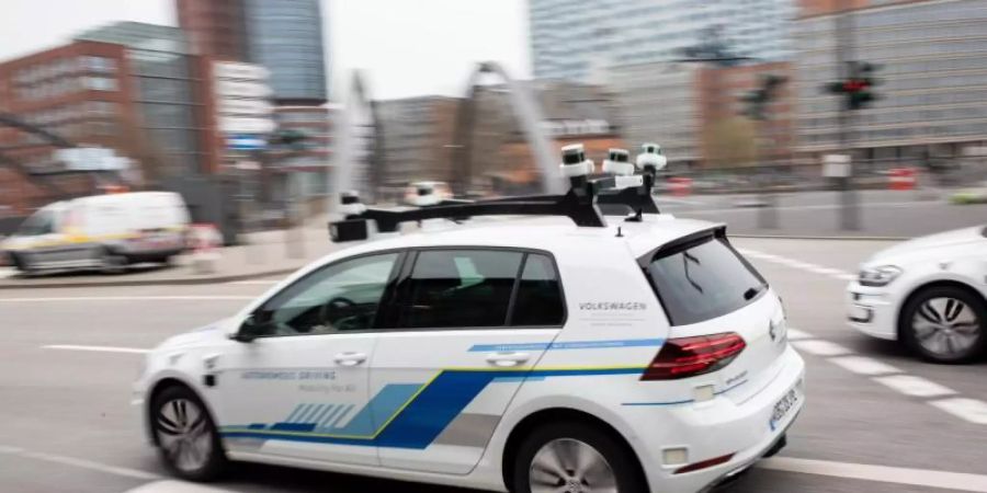 Vollautomatisch fahrende Elektro-Golf von Volkswagen sollen künftig auf einer Teststrecke in Hamburg unterwegs sein. Foto: Christian Charisius
