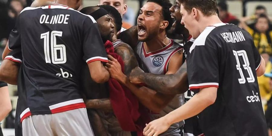 Die Bamberger Spieler bejubeln das Erreichen des Final-Four-Turniers. Foto: Angelos Tzortzinis