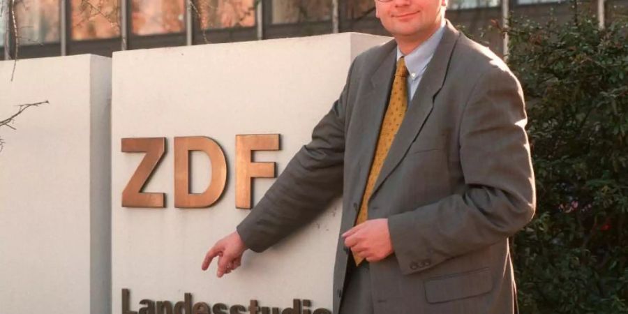 Reinhard Grindel posiert 1997 vor dem ZDF-Landesstudio Berlin. Foto (1997): Nestor Bachmann/dpa Foto: Nestor Bachmann