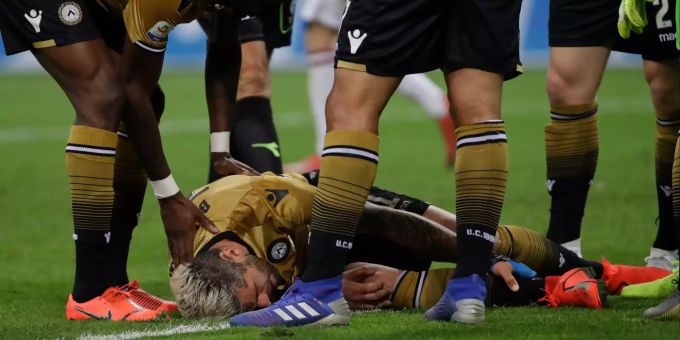 Valon Behrami verletzt sich gegen Milan schwer und muss das Stadion mit Krücken verlassen. Valon Behrami