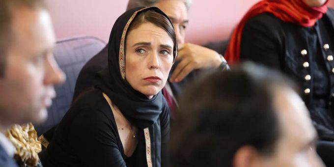 Jacinda Ardern (M), Premierministerin von Neuseeland, spricht mit Vertretern der muslimischen Gemeinschaft im Canterbury Refugee Centre. Nach Angriff auf Moscheen - Ardern besucht Flüchtlingscenter