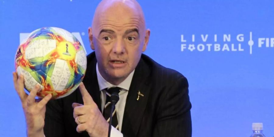 Muss für seine Expansionspolitik noch reichlich Überzeugungsarbeit leisten: FIFA-Präsident Gianni Infantino. Foto: Luis M. Alvarez/AP